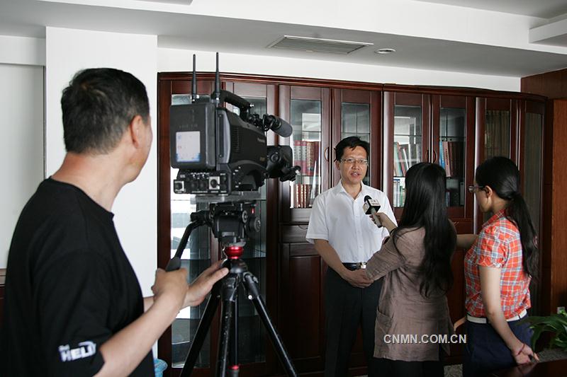 圖為云錫控股公司副總經(jīng)理李剛接受云南電視臺、云南人民廣播電臺記者采訪。1