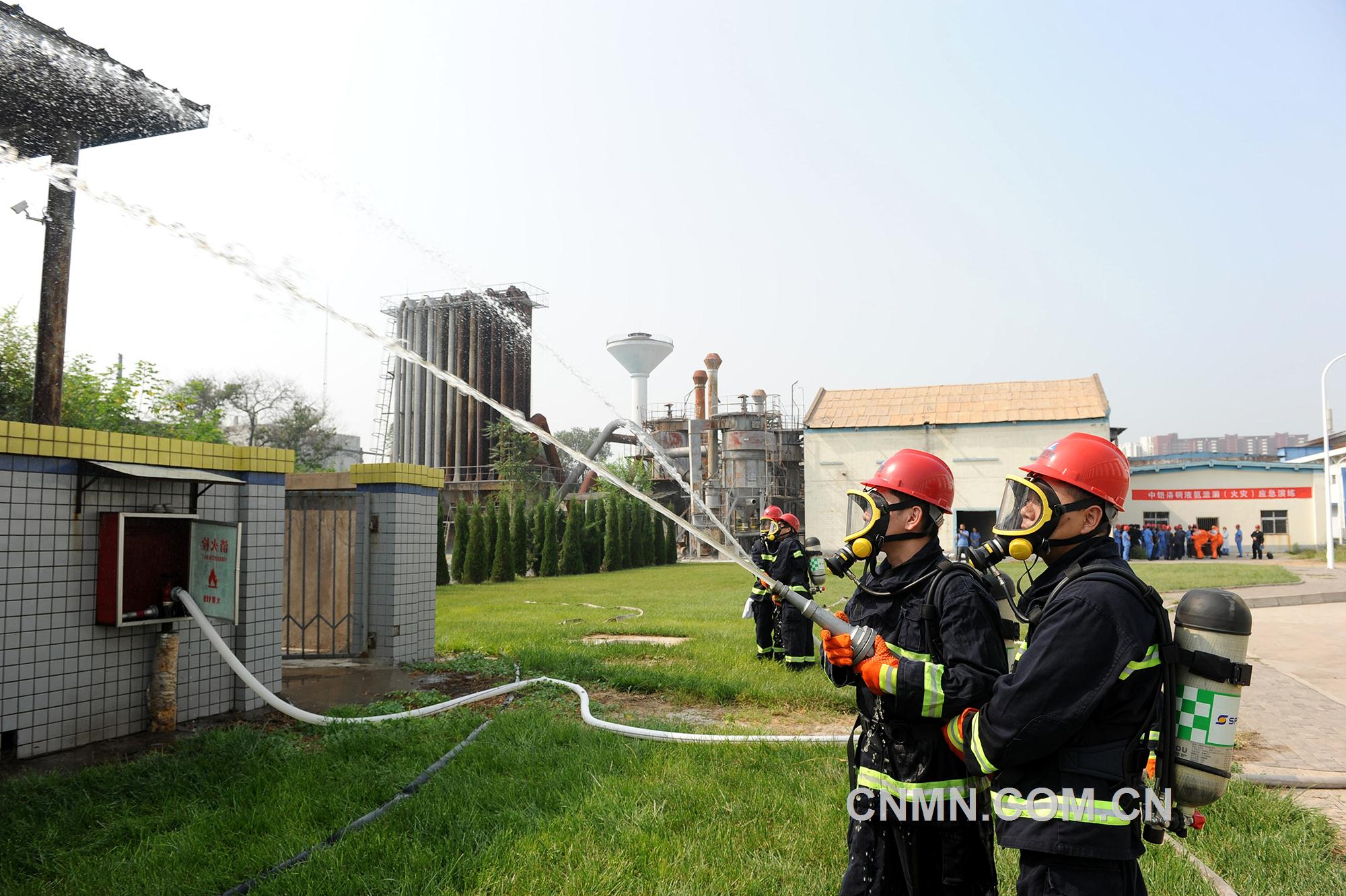 圖為消防人員在向液氨泄漏罐噴灑消防水。汪恒玉攝