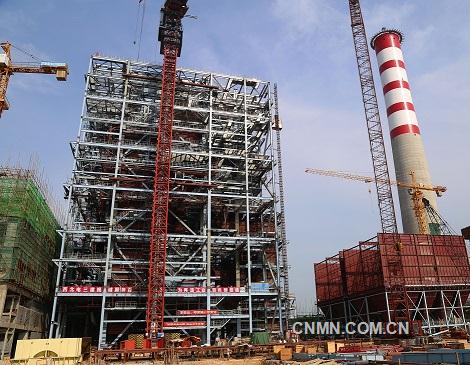 圖為項目發(fā)電廠鍋爐和煙囪高聳入云，預(yù)計年底前發(fā)電。黃家碧  攝 圖2