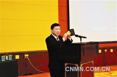 云南冶金集團(tuán)董事長田永現(xiàn)場演示發(fā)布成果。