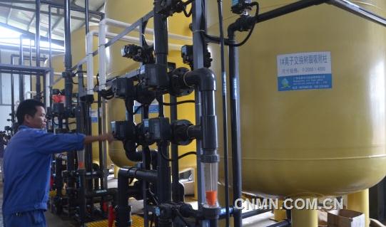 廣西銀億科技礦冶有限公司工人正在調(diào)試環(huán)保機器