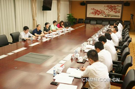 近日，中國有色集團副總經理李筱英一行到出資企業(yè)大冶有色金屬集團控股有限公司（簡稱大冶有色）調研。