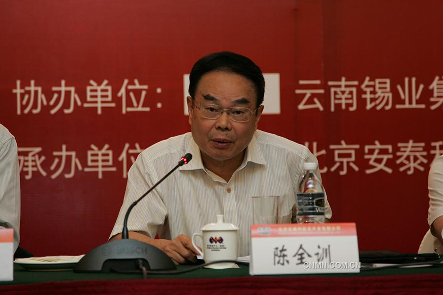 國務(wù)院參事、協(xié)會會長、黨委書記陳全訓(xùn)作了題為＜發(fā)展區(qū)域礦山  探索中國特色礦業(yè)發(fā)展道路＞主題報(bào)告。