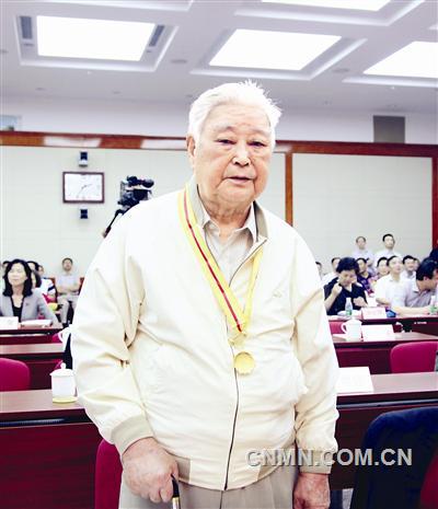 茅林同志獲紀(jì)念章后留影