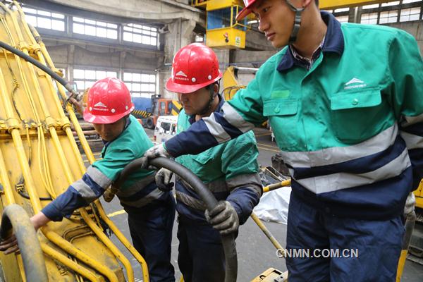 金川集團(tuán)股份有限公司汽運(yùn)分公司在安全文化建設(shè)、班組群團(tuán)建設(shè)和日常維權(quán)、技術(shù)比武等工作中，對600多名勞務(wù)派遣工一視同仁，調(diào)動各方力量、智慧，促進(jìn)企業(yè)發(fā)展。圖為近日該公司派遣工在維修一線調(diào)整內(nèi)燃機(jī)潤滑的情景。
