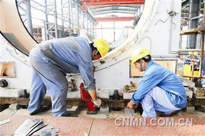 近日，在銅陵有色沙溪銅礦建設(shè)中，銅冠建安安裝公司承擔(dān)了磨浮車間兩臺大型設(shè)備的安裝。其中，半自磨機直徑8．5米、凈重709噸，球磨機直徑6．2米、凈重832噸，均是銅陵有色磨浮系統(tǒng)中最大的設(shè)備。半自磨機自7月底開始安裝，目前正在安裝半自磨機主軸底座，間距在7．6米的兩個底座間橫向中間線安裝誤差不能超過1毫米，安裝精度要求極高。為確保精確度，該公司職工在安裝底座中反復(fù)檢測，不斷調(diào)整，全力按設(shè)計要求做好施工。
