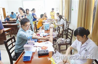 為響應(yīng)江西省獻血辦、江西省血液中心《關(guān)于組織公民義務(wù)獻血通知》的號召，南昌硬質(zhì)合金有限責任公司近日組織職工進行無償義務(wù)獻血活動。此次義務(wù)獻血活動共有來自各生產(chǎn)單位、職能部門50余位愛心獻血者參加，成功獻血者達45人，短短半天時間共獻血12000余毫升。