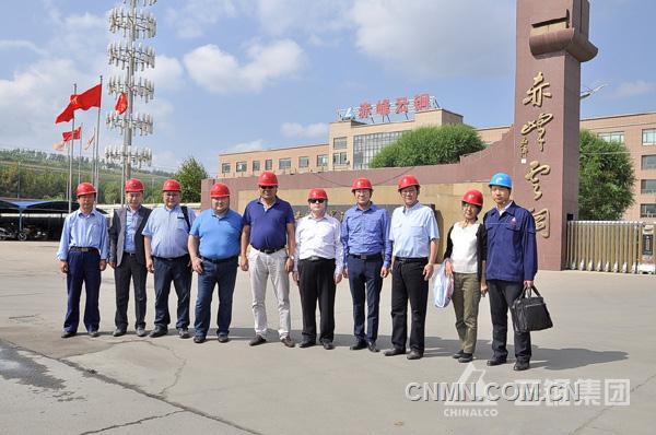 9月18日上午，蒙古共和國工業(yè)部部長額爾登巴特、部長助理圖雅，銅冶煉項目部總經理巴特蘇倫，額爾登特礦業(yè)公司總經理達瓦策仁，摩安瑞公司招待董事李平安等一行8人，到赤峰云銅參觀考察。赤峰云銅總經理韓智等陪同參觀了金峰富氧雙側吹熔池熔煉爐、雙爐粗銅連續(xù)吹煉爐和濕法電解生產線，隨后雙方進行了座談交流。