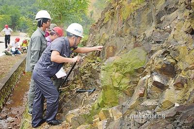 　9月9日～11日，近80名來自廣東省地質(zhì)局、省核工業(yè)地質(zhì)局、省有色金屬地質(zhì)局的中青年地質(zhì)技術(shù)人員，聚集在風(fēng)景秀麗的肇慶市鼎湖山腳下，一連三天，展開有“理論考試、巖礦鑒定、野外實操”為主要內(nèi)容的“全省礦產(chǎn)地質(zhì)專業(yè)技術(shù)人員職業(yè)技能競賽”，互相PK，軋金奪銀。這是廣東省地質(zhì)系統(tǒng)自2008年以來開展的第六次職業(yè)技能大賽。
