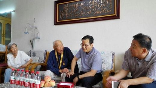 為抗戰(zhàn)老戰(zhàn)士或遺屬送上了紀(jì)念章、慰問金