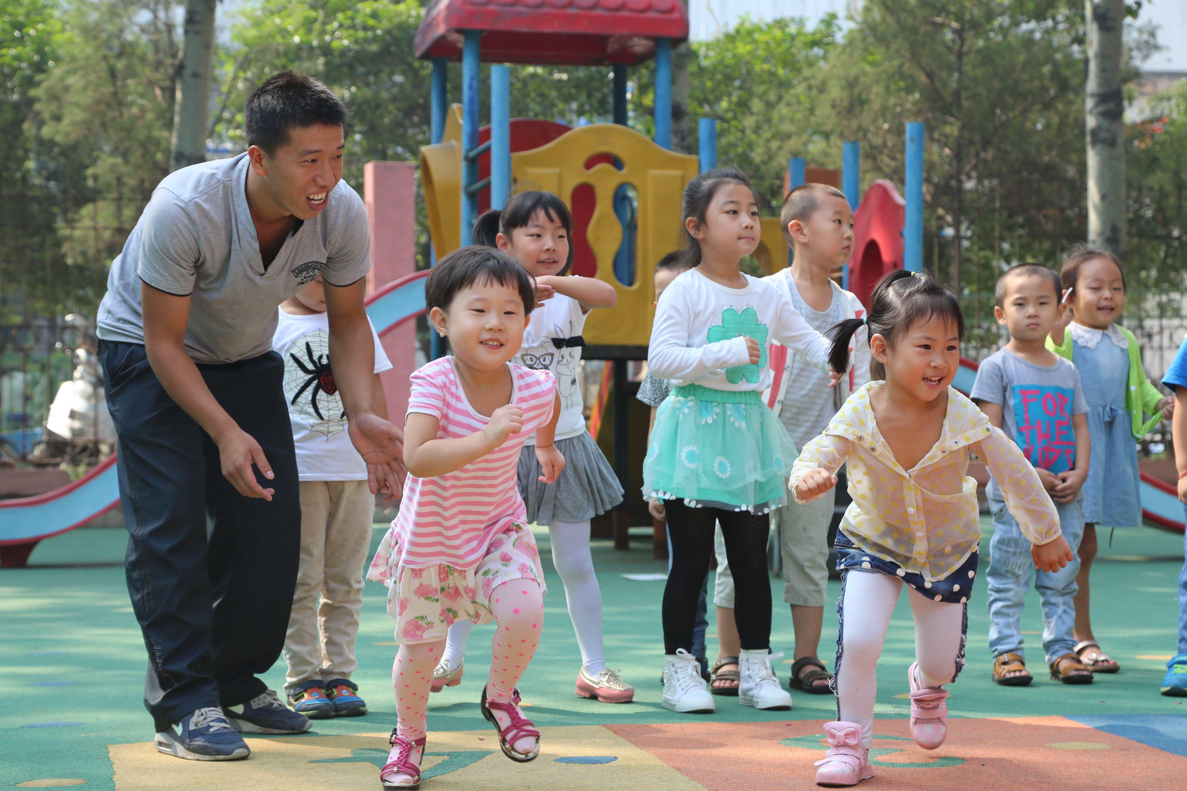 又是一年教師節(jié)，即將到來(lái)的教師節(jié)將是原濤作為男幼兒教師度過(guò)的第三個(gè)教師節(jié)。談及這兩年的幼教經(jīng)歷，原濤介紹道，從最初的親朋好友的不理解，到現(xiàn)在大家的支持，而且小朋友們和他相處的已經(jīng)無(wú)話不說(shuō)了。
