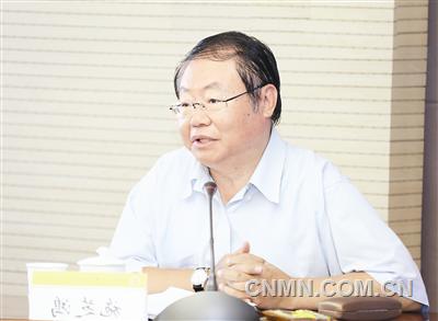 按照國資委直屬機(jī)關(guān)黨委的部署和中國有色金屬工業(yè)協(xié)會(huì)“三嚴(yán)三實(shí)”專題教育安排，9月7日上午，有色協(xié)會(huì)舉辦專題輔導(dǎo)講座，邀請(qǐng)十二屆全國政協(xié)委員、全國政協(xié)社會(huì)和法制委員會(huì)副主任施芝鴻作《全面認(rèn)識(shí)和把握以習(xí)近平同志為總書記的黨中央治國理政的總思路總布局》的輔導(dǎo)報(bào)告。報(bào)告會(huì)由國務(wù)院參事、中國有色金屬工業(yè)協(xié)會(huì)會(huì)長(zhǎng)陳會(huì)訓(xùn)主持。