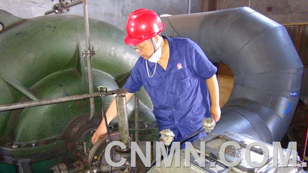 譚曦，46歲，水口山有色金屬集團(tuán)有限公司八廠硫酸車間主任、黨支部書(shū)記。23年前，農(nóng)家子弟譚曦只身來(lái)到水口山,在生產(chǎn)一線上一干就是23個(gè)春秋。23年來(lái)，他以敢于擔(dān)當(dāng)?shù)那閼?，淡泊名利的心境，在生產(chǎn)基層忘我付出，將自己所學(xué)的知識(shí)轉(zhuǎn)化成助推企業(yè)發(fā)展的燃料和動(dòng)力，用23載青春韶華點(diǎn)亮人生坐標(biāo)。
