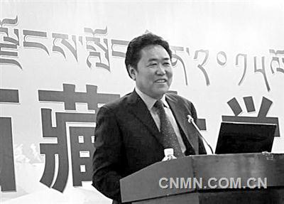  適逢西藏自治區(qū)50歲生日，記者在拉薩見到了多吉，作為我國首位中國工程院藏族院士，也是西藏地區(qū)唯一一位院士，多吉院士已從地質(zhì)勘探一線退居12年，一直從事地質(zhì)相關(guān)的管理工作，目前是自治區(qū)人大常委會副主任兼任自治區(qū)國土資源廳總工程師。