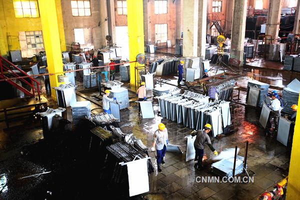截至9月28日，葫蘆島有色金屬集團(tuán)有限公司電解鋅廠陰極鋅產(chǎn)量完成10.5558萬噸，再創(chuàng)歷史新高。在不到三個季度內(nèi)突破10萬噸，這也是葫蘆島有色電解鋅廠成立二十多年以來首次取得的突破，特別是從8月31日開始更是連續(xù)以平均每天455噸的產(chǎn)量節(jié)節(jié)攀升。