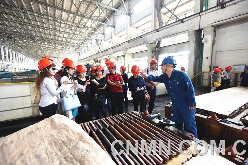 9月21日，一群特殊的客人來到江西銅業(yè)集團公司參觀采訪。他們是由來自哈薩克斯坦、吉爾吉斯斯坦、烏茲別克斯坦3個國家共13名記者組成的中亞三國記者團。作為“一帶一路”沿線國家的媒體代表，此次參訪他們肩負了深入了解中國、認識中國企業(yè)的重要報道職責。歷時一個半小時的參觀采訪，在記者濃郁的興趣及一絲不茍的采訪中完成。除了江銅的發(fā)展規(guī)模、競爭實力和產品展示外，他們更關心的是江銅綠色冶煉能力和水平。