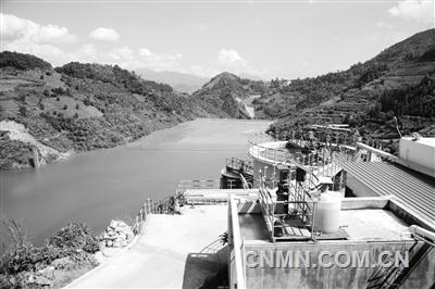 馬關(guān)縣都龍礦區(qū)萬龍山尾礦庫旁、正在滿負(fù)荷運(yùn)行的云南華聯(lián)鋅銦公司尾礦廢水砷和氟化物治理技術(shù)示范工程。