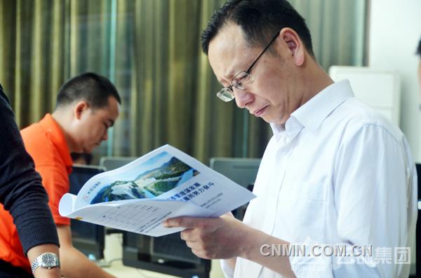 11月23日下午，云南省政府穩(wěn)增長第三工作組在玉溪市、新平縣政府相關(guān)領(lǐng)導(dǎo)的陪同下到玉礦大紅山銅礦調(diào)研督查。