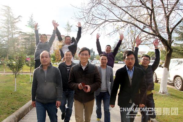2016年2月6日，南半球，秘魯，云銅集團派出的11名赴秘魯銅業(yè)工作的工程師，在這里迎接猴年新春。不光是中國的領(lǐng)導(dǎo)、同事齊聚一堂，還有秘魯?shù)耐乱布尤脒M來和大家一起過中國年，歡樂的氣氛讓這些遠在南美洲的游子忘卻了思鄉(xiāng)之愁、相思之苦，感受到了中鋁大家庭的溫暖。