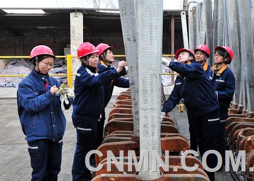 (右下)圖為中國鋁業(yè)連城分公司質(zhì)量檢驗(yàn)中心檢查區(qū)域炭素檢查班女員工在檢查陽極導(dǎo)桿（楊杰 韓莉 攝）