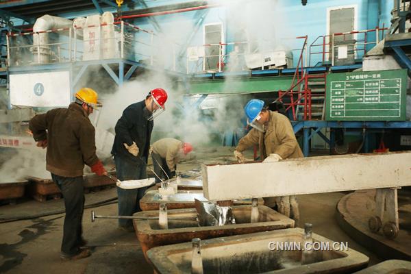 2016年，葫蘆島有色金屬集團(tuán)有限公司在混合所有制發(fā)展承上啟下之年，有色市場行情日益嚴(yán)峻的形勢下，全體干部職工堅(jiān)定信心，勇于挑戰(zhàn)，全力提高各項(xiàng)工作水平。一季度，有色金屬總量完成74691噸，超計(jì)劃2261噸，對比去年同期超產(chǎn)11噸；化工產(chǎn)品總量完成133914噸，超計(jì)劃4564噸，對比去年同期超產(chǎn)4986噸，實(shí)現(xiàn)了首季生產(chǎn)開門紅，為“十三五”開局之年創(chuàng)造了良好開端。