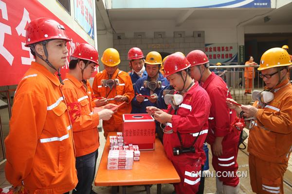 安徽銅陵有色冬瓜山銅礦始終把抓安全工作放在首位，在每年“安全月”活動(dòng)期間，通過(guò)開(kāi)展 “安全知識(shí)答題”、“安全漫畫展”、“安全演講”等形式多樣的宣傳教育活動(dòng)，不斷增強(qiáng)職工安全意識(shí)。6月8日，該礦在正52米井口開(kāi)展的安全知識(shí)有獎(jiǎng)答題活動(dòng)，吸引了上下井的一線職工踴躍參與，積極回答各類有關(guān)安全生產(chǎn)的問(wèn)題，在寓教于樂(lè)中接受安全知識(shí)教育，感受安全生產(chǎn)的重要性。圖為井口安全知識(shí)答題場(chǎng)景。