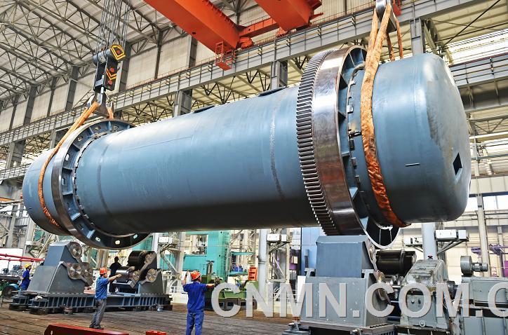 中信重工應用于青海省千億鋰電產業(yè)基地大型冶金煉銅氧氣底吹熔煉爐完成總裝 黃政偉攝影報道