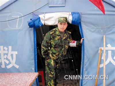 2010年4月，尹磊在玉樹(shù)抗震救災(zāi)中。