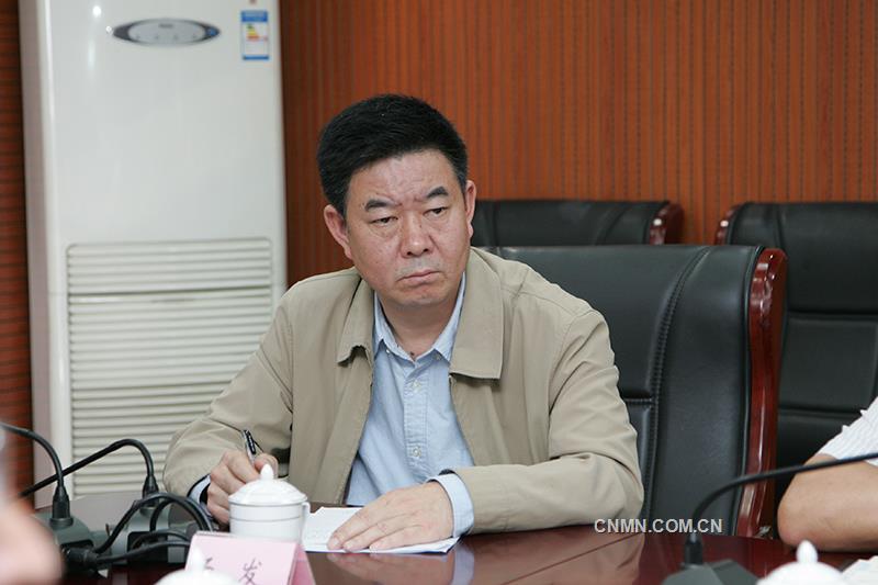 新任職的云錫控股公司黨委委員、黨委常委、工會主席候選人湯發(fā)作表態(tài)發(fā)言。