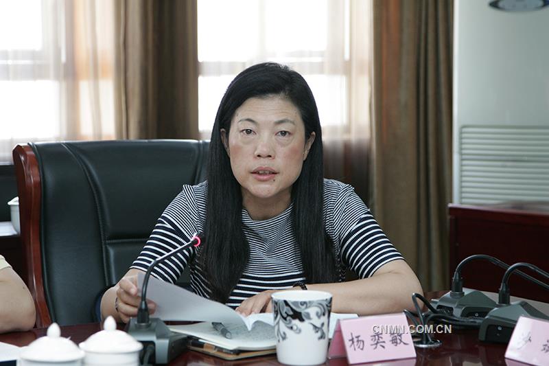 新任職的云錫控股公司董事、副董事長楊奕敏作表態(tài)發(fā)言。