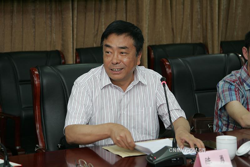 云南省國資委企業(yè)領(lǐng)導(dǎo)人員管理處陳勇處長宣布省國資委黨委的任職文件。