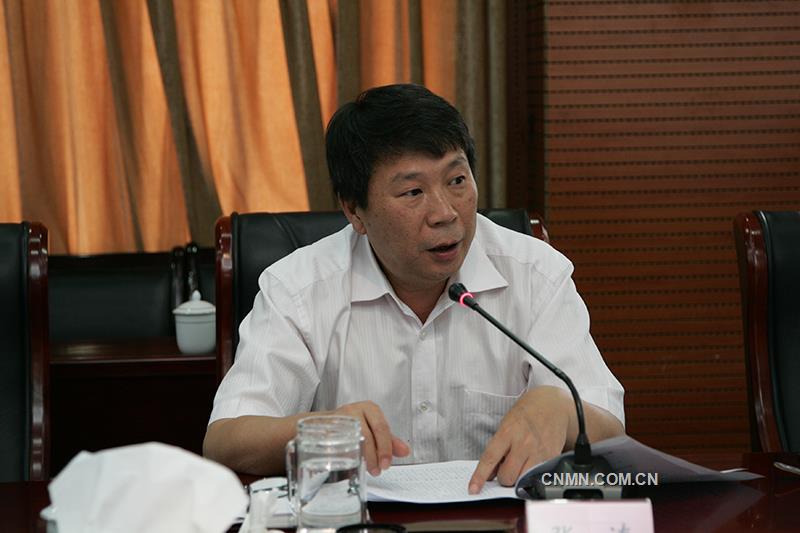 云錫控股公司黨委書記、董事長張濤主持會議，并代表領(lǐng)導(dǎo)班子發(fā)言。