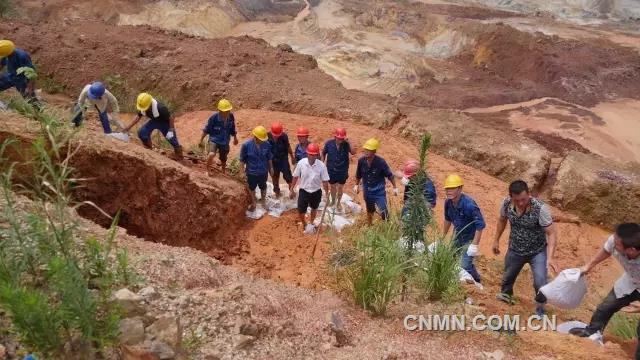 7月11日上午8時，城門山銅礦臨湖露采北邊坡突然出現(xiàn)管涌險情。管涌導致14米平臺背水邊坡流泥垮塌，形成近10m3塌落空洞，且險情點與外湖水位僅距10余米，形勢十分嚴峻。