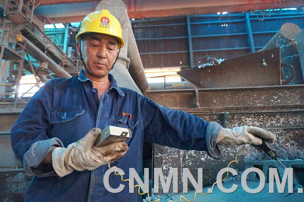 “株冶公司標兵”、“株洲市技能大師”、“湖南省百佳首席技師”，頂著好幾個頭銜和光環(huán)的張慶宜，看起來很平凡。作為株洲冶煉集團股份有限公司鋅成品廠合一工段工段長，他每天都是一身火法冶煉工“裝備”工作在鋅合金生產(chǎn)現(xiàn)場，看產(chǎn)品澆鑄溫度，看合金物規(guī)質(zhì)量……在這里，說起張慶宜，大家都會不由自主地豎起大拇指，以贊美或欽佩地口吻講他的事。