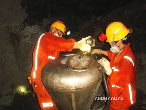 截至8月22日，銅陵有色冬瓜山銅礦冬瓜山礦段粒狀裝藥使用量突破400噸，完成孔徑76毫米中孔采礦90萬噸。圖為兩名爆破工在冬瓜山銅礦井下負(fù)800米42線6號采場檢查裝藥器的壓力表，保證當(dāng)天4.08噸炸藥安全輸送到采場頂板上的鉆孔內(nèi)。