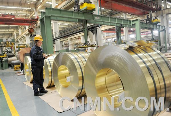 今年1至7月份，中鋁洛陽銅業(yè)有限公司造幣合金產(chǎn)量同比增長4倍多，成品率同比提高了17.88個百分點，實現(xiàn)了質(zhì)和量的“雙突破”。中鋁洛銅堅持以效益為中心，加大結(jié)構(gòu)調(diào)整力度，緊緊抓住造幣合金市場需求旺盛的機遇，積極打通生產(chǎn)瓶頸，實現(xiàn)該產(chǎn)品加工全流程質(zhì)量的大幅提升，并創(chuàng)造了今年以來連續(xù)三個月的高產(chǎn)紀(jì)錄，成為國內(nèi)造幣行業(yè)的主要供貨廠家，其生產(chǎn)的產(chǎn)品成為洛銅市場開發(fā)的一張“名片”。圖為洛銅員工在統(tǒng)計造幣帶數(shù)量。
