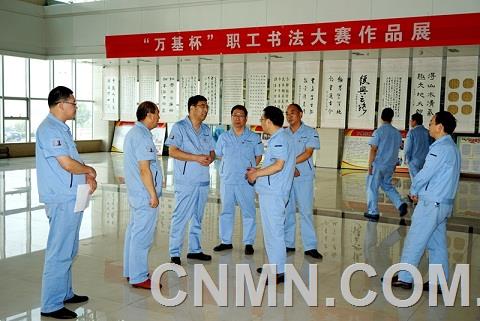 李躍民（左三）董事長參觀職工書畫攝影作品展1