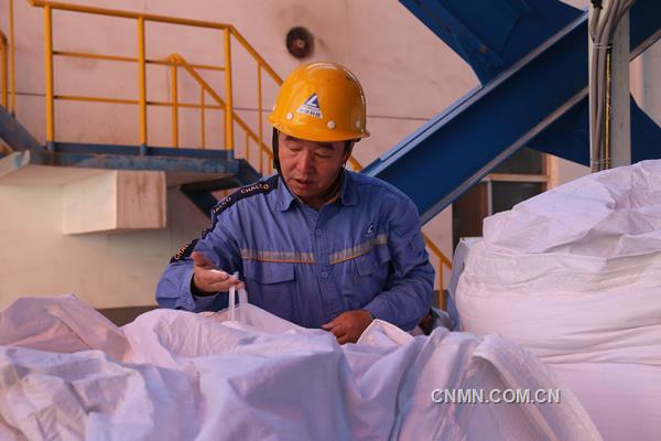 圖為質檢人員正在查看生產(chǎn)出來的產(chǎn)品_副本