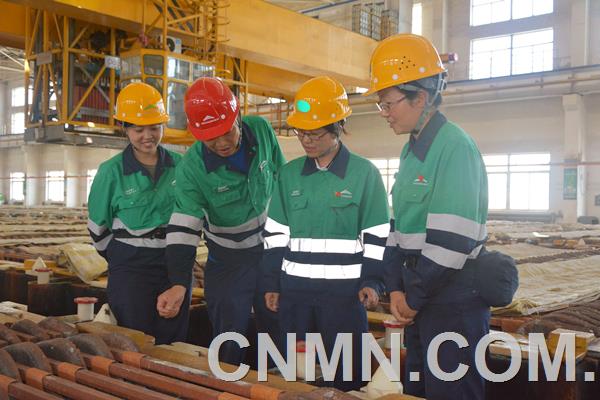 截至目前，金川集團股份有限公司銅冶煉廠銅電解一車間完成產(chǎn)量計劃任務(wù)的103.04%，陰極銅單位加工成本大幅下降，各項經(jīng)濟技術(shù)指標(biāo)穩(wěn)中有進，生產(chǎn)經(jīng)營態(tài)勢穩(wěn)中向好，繼續(xù)推動市場化改革向縱深邁進。