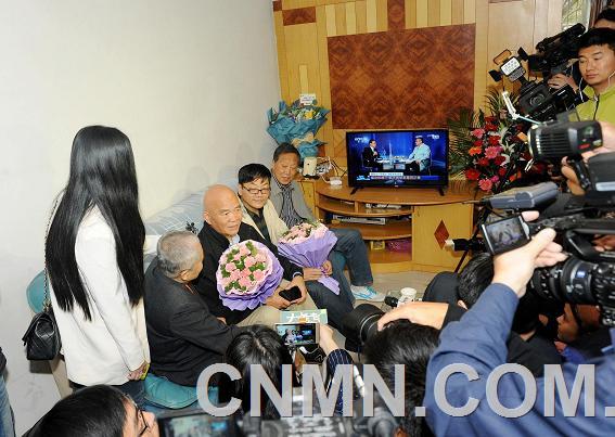 圖為各路媒體記者在陳冬父親陳樹(shù)林家采訪。