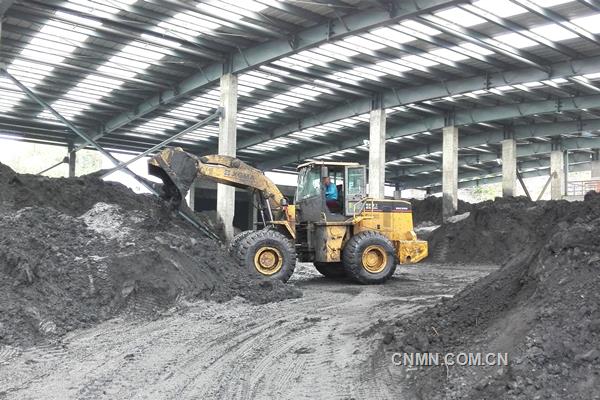 今年，銅陵有色安慶銅礦投資新建了一個(gè)室內(nèi)礦產(chǎn)品庫(kù)，有效確保了礦產(chǎn)品在堆放和調(diào)運(yùn)過(guò)程中不對(duì)周邊環(huán)境造成污染。圖為該礦重介質(zhì)廠鏟運(yùn)機(jī)司機(jī)正在對(duì)新庫(kù)房?jī)?nèi)的重介質(zhì)產(chǎn)品進(jìn)行清理。