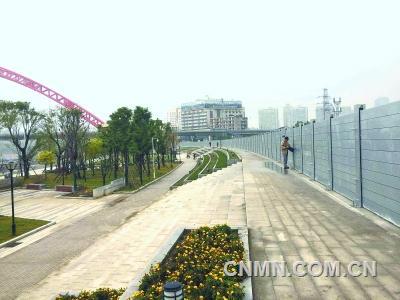 流通巷漢江邊武漢市首段拼裝式防洪墻長(zhǎng)218米。
