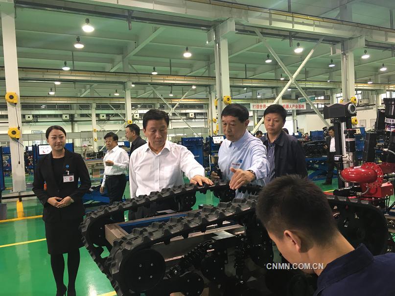 中共中央政治局委員、國家副主席李源潮視察開誠智能特種機(jī)器人產(chǎn)業(yè)基地1