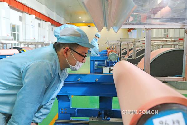 　　安徽銅冠銅箔有限公司積極把握市場(chǎng)導(dǎo)向，以客戶(hù)為中心，以向客戶(hù)提供優(yōu)質(zhì)銅箔產(chǎn)品為宗旨，對(duì)生產(chǎn)工藝持續(xù)推進(jìn)技術(shù)攻關(guān)，加大技術(shù)創(chuàng)新，不斷提高產(chǎn)品各項(xiàng)技術(shù)指標(biāo)，提高各種產(chǎn)品成品率，促進(jìn)了產(chǎn)品品質(zhì)的提升，贏得了市場(chǎng)青睞。日前，該公司銅冠牌銅箔榮獲了2015至2016年度“安徽名牌產(chǎn)品”稱(chēng)號(hào)。圖為該公司職工正在銅箔生產(chǎn)中作業(yè)。