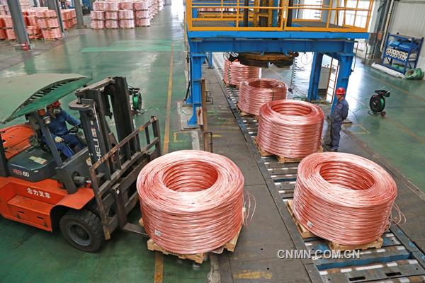 3月9日，銅冠銅材公司職工正在進(jìn)行產(chǎn)品下線作業(yè)。銅冠銅材公司面對年初銅材下游需求減少的市場狀況，為克服市場短期波動影響，積極加大客戶聯(lián)系，全力穩(wěn)定訂單，使得今年前兩個月銅材生產(chǎn)月產(chǎn)量均達(dá)到1萬噸，保證了生產(chǎn)經(jīng)營的穩(wěn)定運(yùn)行。