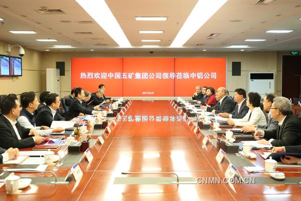 3月27日，中國(guó)五礦董事長(zhǎng)、黨組書記何文波，總經(jīng)理、黨組副書記國(guó)文清率團(tuán)訪問中國(guó)鋁業(yè)公司（下稱“中鋁公司”），與中國(guó)鋁業(yè)董事長(zhǎng)、黨組書記葛紅林就全面深化改革、強(qiáng)化管理、瘦身健體、提質(zhì)增效等共同關(guān)心的問題進(jìn)行了深入交流和探討。中國(guó)五礦領(lǐng)導(dǎo)董明俊、沈翎、李連華、李福利、馮貴權(quán)、盧衛(wèi)東，中鋁公司領(lǐng)導(dǎo)余德輝、劉才明、張程忠、劉祥民、劉建平、盧東亮等出席交流會(huì)。