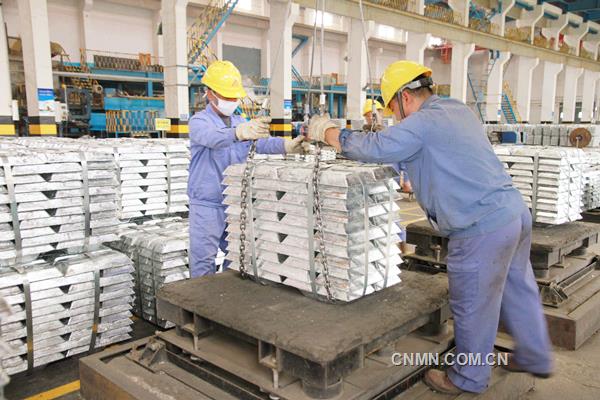 今年以來，云南馳宏鋅鍺股份有限公司對各生產(chǎn)單位下達首月首季開門紅指令，馳宏會冶迅速行動，精心安排布署一季度生產(chǎn)經(jīng)營工作，全體干部員工在思想和行動統(tǒng)一的基礎(chǔ)上，齊心協(xié)力、同頻共振，精心組織生產(chǎn)，高純鋅錠產(chǎn)量取得新突破。圖為馳宏會冶鋅廠熔鑄工序員工正在為鋅錠稱重。