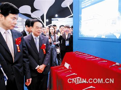 陳全訓(xùn)在惠進(jìn)才的陪同下參觀國(guó)際鈦博會(huì)企業(yè)展臺(tái)。