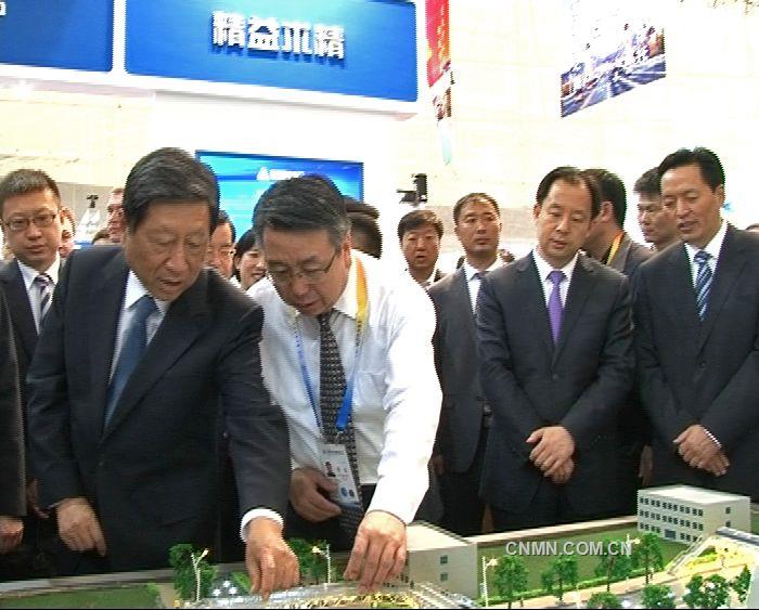 圖為張平、張慶偉、陸昊等領(lǐng)導(dǎo)在中鋁公司展臺(tái)。 姜炎妍