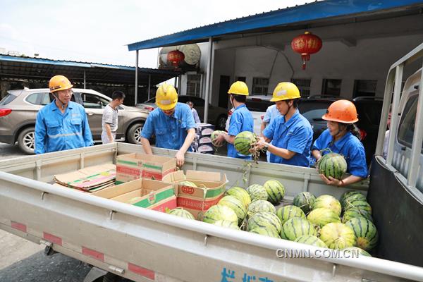 7月5日下午，高溫炎熱，銅陵有色集團(tuán)公司安慶銅礦行政主要負(fù)責(zé)人任興發(fā)、副礦長(zhǎng)胡正才等帶著新鮮的西瓜、礦泉水等飲料，來(lái)到正在更換副井首繩的該礦機(jī)運(yùn)工區(qū)野外作業(yè)一線慰問(wèn)職工。